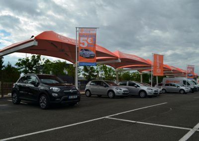 Texabri construit l'abri de parking de l'agence de location E.Leclerc d'Olivet