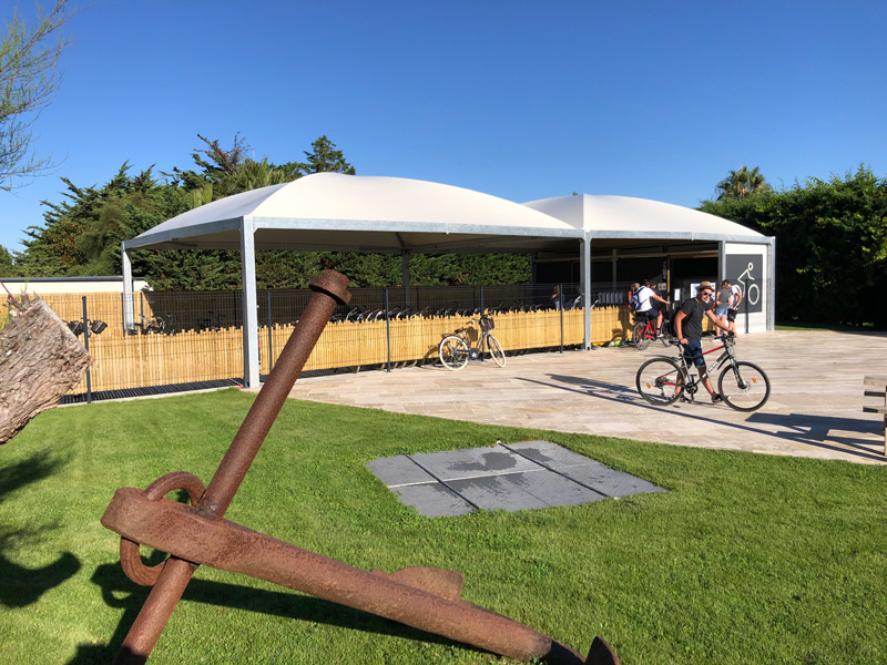 Texabri a conçu et fabriqué l'abri vélos du camping Océan Eden Village de l'Ile de Ré