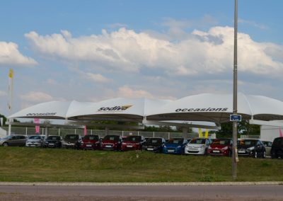 Texabri a conçu et fabriqué l'abri pour parc automobile de la concession Renault d'Avallon